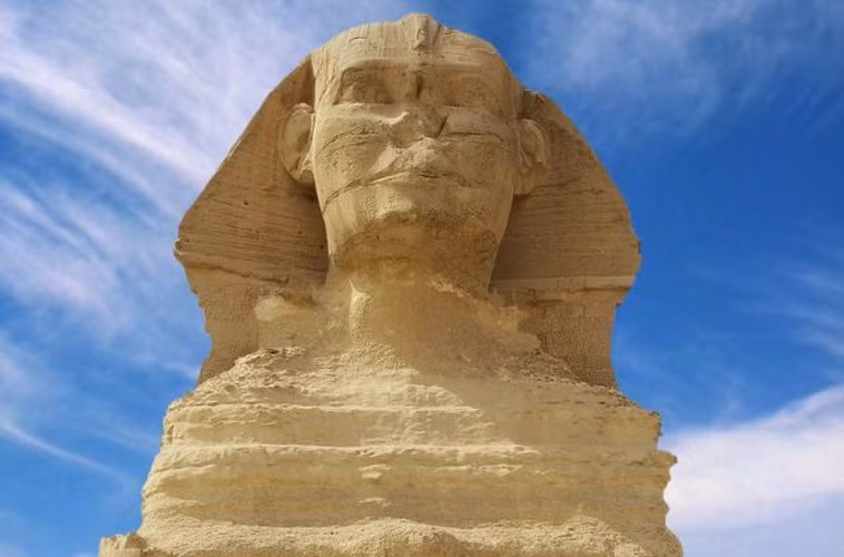 Các chuyên gia cho rằng, tượng Nhân sư được tạo ra dưới thời pharaoh Khafre. Nhà vua Ai Cập cho người tìm kiếm địa điểm tạc tượng Nhân sư tại một núi đá vôi.