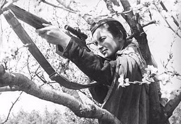 Vào tháng 6/1941, Đức quốc xã tấn công xâm lược Liên Xô. Khi ấy, bà quyết định gia nhập quân đội Liên Xô để chiến đấu chống quân xâm lược, bảo vệ quê hương.