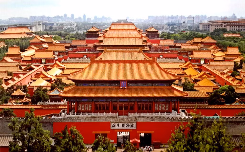 Tử Cấm Thành ở Bắc Kinh, Trung Quốc là một địa điểm lịch sử nổi tiếng thế giới. Đây là nơi ở của 24 hoàng đế nhà Minh và nhà Thanh. Vì vậy, bên trong Tử Cấm Thành có một bảo tàng để lưu giữ các văn vật từ các triều đại trên.