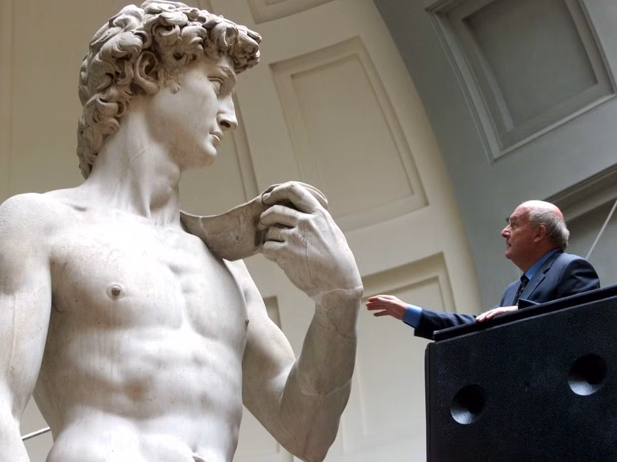Michelangelo tạc tượng David vào năm 1501. Nó được tạc trên một khối đá cẩm thạch duy nhất.