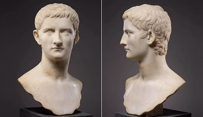 Vào thời điểm lên ngôi, hoàng đế Caligula của La Mã được thượng viện La Mã, thần dân yêu quý và chào đón. Ông được ca ngợi là một minh quân vì có những quyết sách đúng đắn và kịp thời.