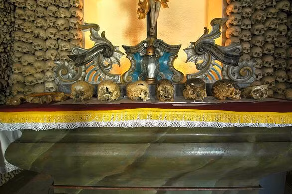 Linh mục Vaclav Tomasek hoàn thành việc trang trí nhà thờ Kaplica Czaszek bằng xương người trong thời gian từ năm 1776 - 1804.