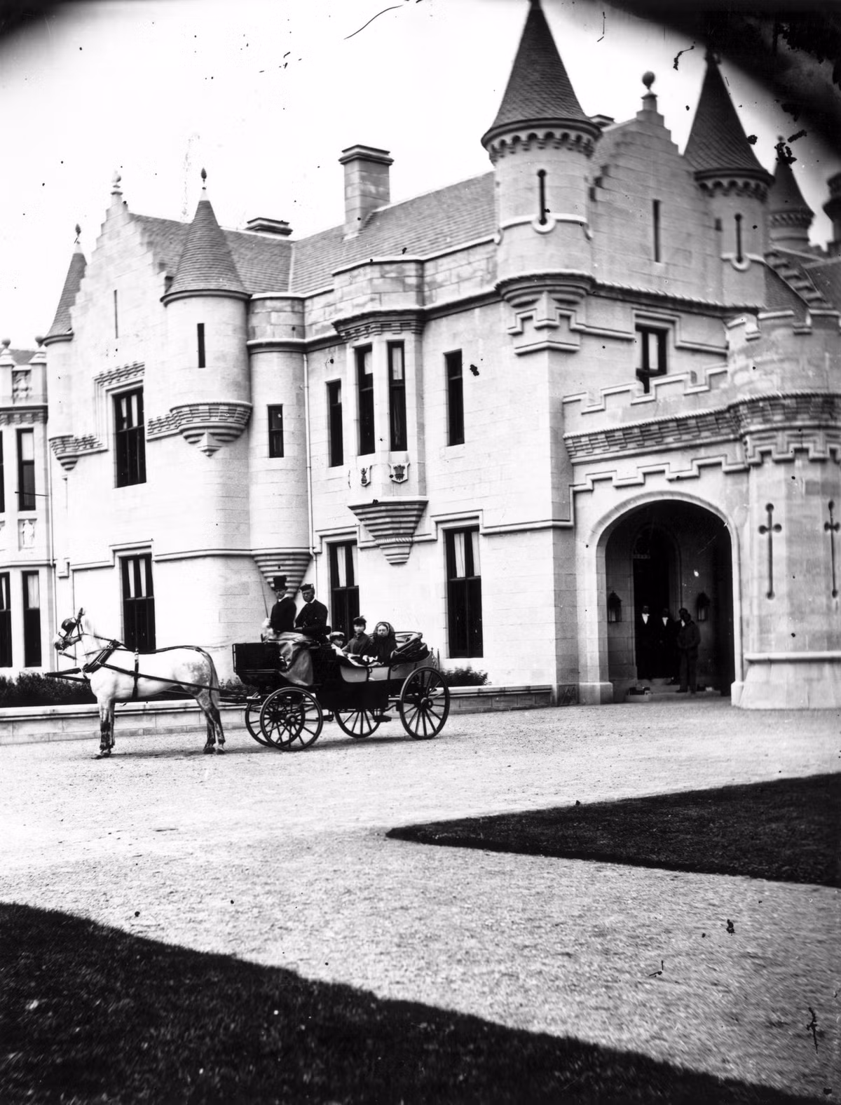 Hoàng tử Albert - chồng của Nữ hoàng Victoria, mua tòa lâu đài Balmoral cổ kính vào năm 1852. Ông mua bất động sản có từ thế kỷ 15 này làm quà tặng vợ.
