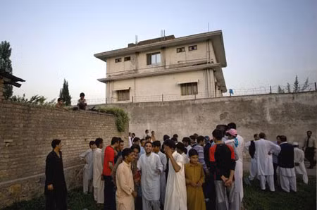 Người dân địa phương gọi ngôi nhà của Bin Laden là dinh thư Waziristan Haveli hay Waziristan. Không ai rõ có bao nhiều người sống trong ngôi nhà này.