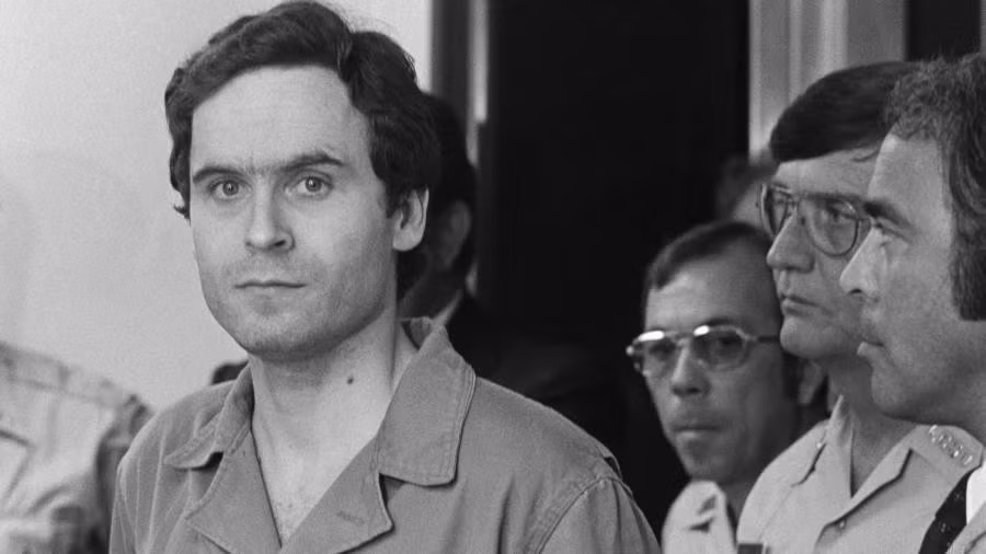 Vào thời điểm Ted Bundy bị tử hình, một số người đứng bên ngoài nhà tù đốt pháo sáng để ăn mừng tên giết người máu lạnh phải trả giá cho những tội ác đã gây ra.
