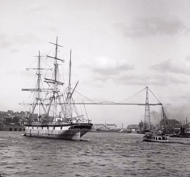 Tàu thuyền hoạt động tấp nập ở Nantes.