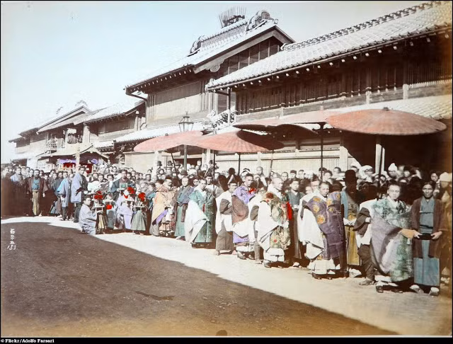 Bộ ảnh tuyệt đẹp đất nước Nhật Bản năm 1886 do nhiếp ảnh gia Italy Adolfo Farsari thực hiện nhận được sự quan tâm lớn của công chúng. Các bức ảnh của ông không chỉ chụp vẻ đẹp các địa điểm danh tiếng của Nhật Bản mà còn lưu giữ hình ảnh về cuộc sống đời thường mộc mạc, giản dị của người dân bản địa.