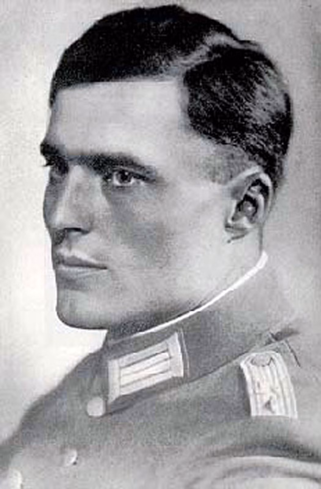 Stauffenberg (trong ảnh) cùng các đồng đội bí mật lên kế hoạch ám sát Hitler sau khi nhận ra những tội ác kinh hoàng của y và chính quyền Đức quốc xã đối với người dân thế giới.