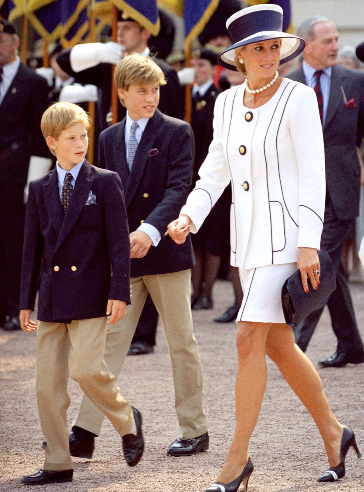Khi nghe tin Công nương Diana qua đời, hoàng tử William và Harry vô cùng đau buồn và xin được sang Paris đưa thi hài mẹ về Anh nhưng không được Nữ hoàng chấp nhận.