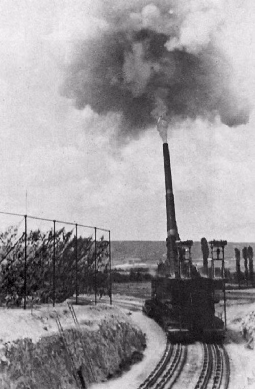 Siêu pháo Schwerer Gustav của Đức quốc xã sử dụng 2 loại đạn là đạn nổ phân mảnh và đạn xuyên giáp.