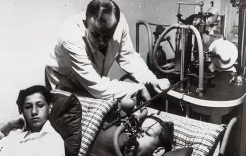 Trong số này có việc chính quyền phát xít của Hitler ra lệnh cho các nhà khoa học thực hiện nhiều thí nghiệm rùng rợn.