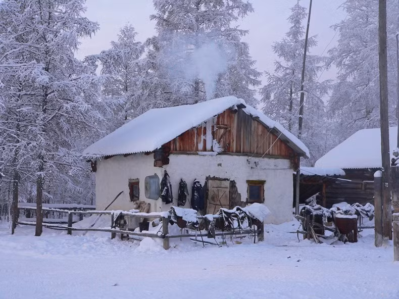Với nhiệt độ thấp như vậy vào mùa Đông, hầu hết mọi thứ ở làng Oymyakon đều bị đóng băng. Đường xá luôn phủ đầy tuyết, những chai nước hay rượu có thể đóng băng nhanh chóng khi để ở ngoài trời...