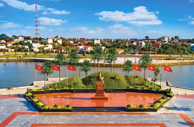 TP Đông Hà là tỉnh lỵ của tỉnh Quảng Trị, hiện có 9 phường: 1, 2, 3, 4, 5, Đông Giang, Đông Lễ, Đông Lương, Đông Thanh. Tại thành phố này có Công viên Fidel, đặt tượng Chủ tịch Fidel Castro, thể hiện tình hữu nghị, anh em của nhân dân hai nước Việt Nam - Cuba, cũng như tình cảm của nhân dân Quảng Trị nói riêng và người dân Việt Nam chung đối với ông. Ảnh: Lê Hữu Nam.