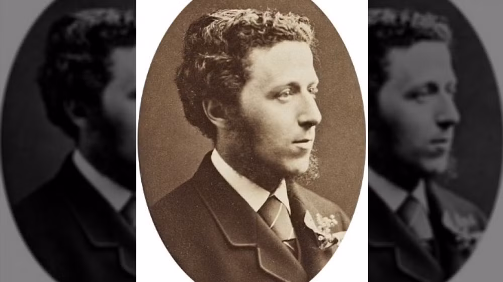 Bác sĩ Joseph Bell tiến hành khám nghiệm tử thi một cách tỉ mỉ và phát hiện những chi tiết quan trọng giúp cảnh sát phá án.