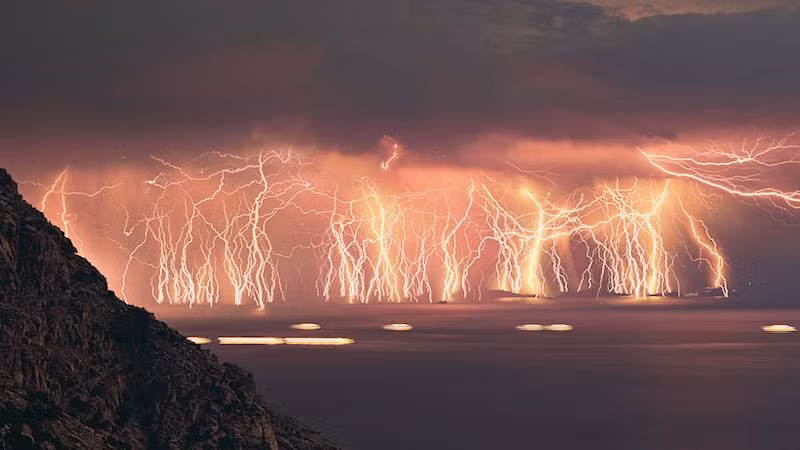 Là địa điểm nổi tiếng thế giới, hồ nước Maracaibo ở bang Zulia, Venezuela là nơi xảy ra hiện tượng khí quyển đặc biệt có tên sét Catatumbo. Điều này xuất phát từ việc đây là vùng đất bị "trời đánh" nhiều nhất thế giới.