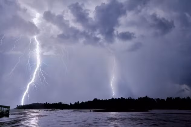 Khi độ ẩm càng thấp thì những tia sét sẽ có màu trắng thay vì đỏ, cam, tím.