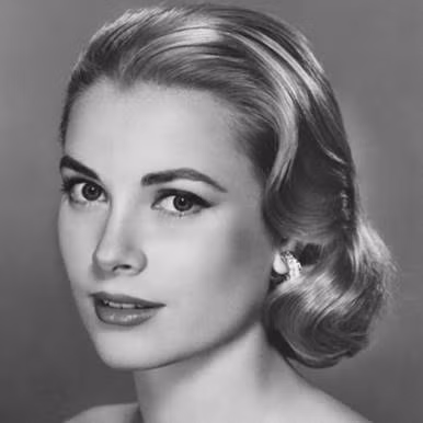 Bằng tài năng và sự nỗ lực, Grace Kelly nhanh chóng chứng tỏ khả năng diễn xuất khi nhận được nhiều vai diễn thành công trong những bộ phim nổi tiếng. Theo đó, bà trở thành ngôi sao danh tiếng ở kinh đô điện ảnh Hollywood.