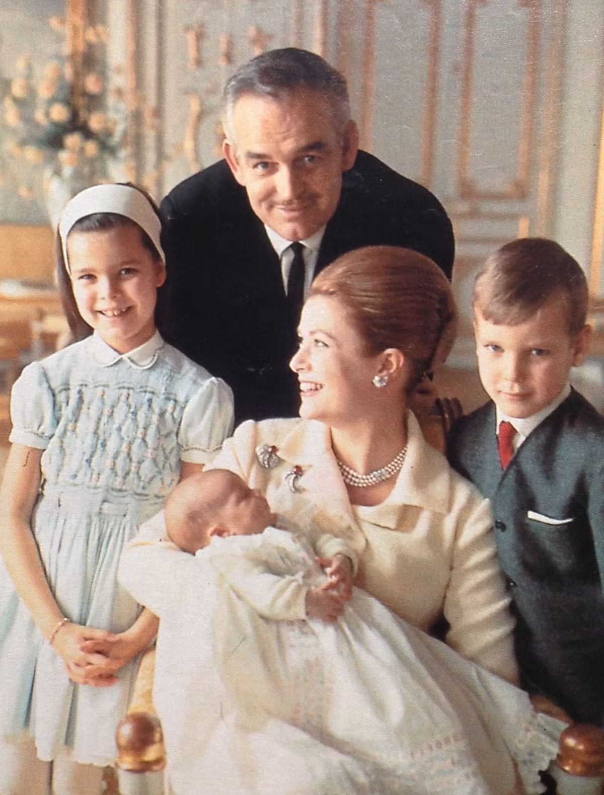 Sau khi kết hôn, Công nương Monaco sinh cho chồng 3 người con gồm: công chúa Caroline, hoàng tử Albert II và công chúa Stephanie Marie Elizabeth. Dù hiểu rõ bổn phận của một công nương nhưng Grace Kelly luôn ngậm ngùi nhớ đến nghề diễn bà theo đuổi suốt nhiều năm. Dù vậy, bà không thể quay trở lại làm diễn viên vì địa vị hiện tại không cho phép.