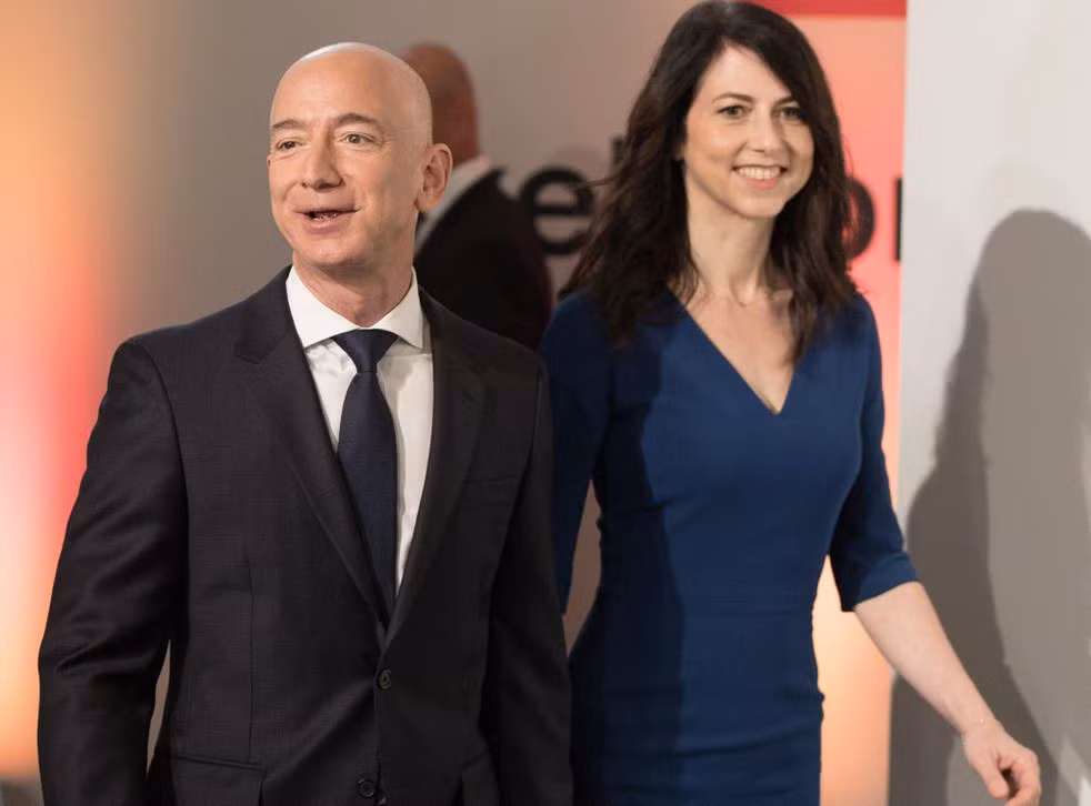 Điểm chung thú vị là Bill Gates và Jeff Bezos đều có thói quen rửa bát mỗi tối. Họ chia sẻ rằng thích làm công việc này dù có người khác muốn làm thay.
