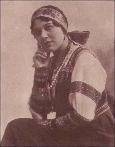 Công chúng biết đến nữ điệp viên Nadezhda Plevitskaya là một ca sĩ danh tiếng. Bà thể hiện xuất sắc nhiều tác phẩm của nhạc sĩ Sergei Rachmaninoff.