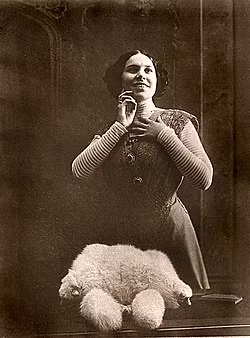 Ca sĩ Plevitskaya rất được Sa hoàng Nicholas II yêu thích. Người đứng đầu nước Nga khi ấy gọi nữ nghệ sĩ này với biệt danh "Chim sơn ca của vùng Kursk".