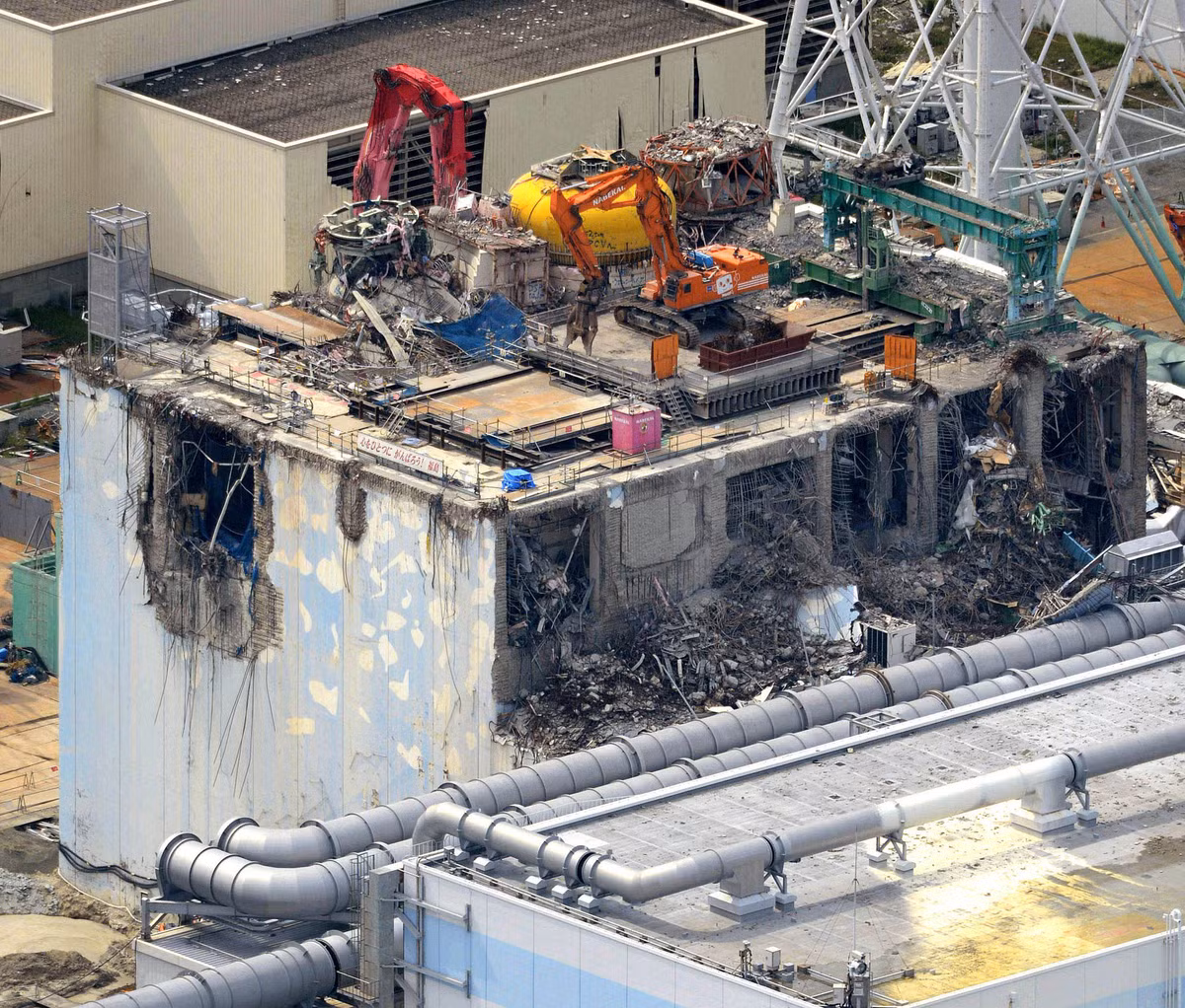 Do các khu vực xung quanh nhà máy điện hạt nhân Fukushima Daiichi bị nhiễm phóng xạ nặng nên chính phủ Nhật Bản đã chi hàng tỉ USD để dọn dẹp, khắc phục sự cố tại nhà máy.