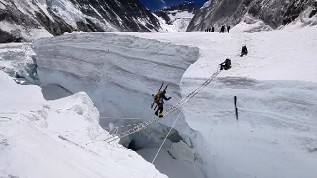 Thảm kịch ngày 11/5/1996 được nhiều người nhớ đến nhất không chỉ bởi số người tử vong lớn mà còn bởi sự kiện bi thương này được nhà viết ký sự nổi tiếng thế giới Jon Krakaue đề cập đến trong cuốn "Into thin air" (bản dịch tiếng Việt là "Tan biến").
