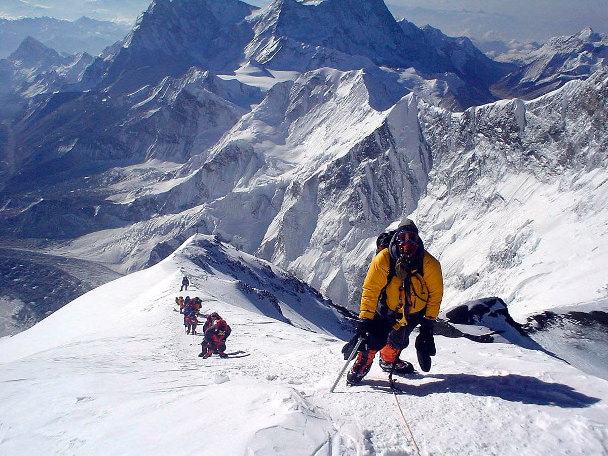 Trong cuốn sách đó, ông Boukreev tường thuật lại cuộc leo núi Everest trên cũng như đặt nghi vấn vì sao Krakaue là thành viên của nhóm The Adventure Consultants lại sống sót trong khi những người khác cùng nhóm tử nạn vì bão tuyết.