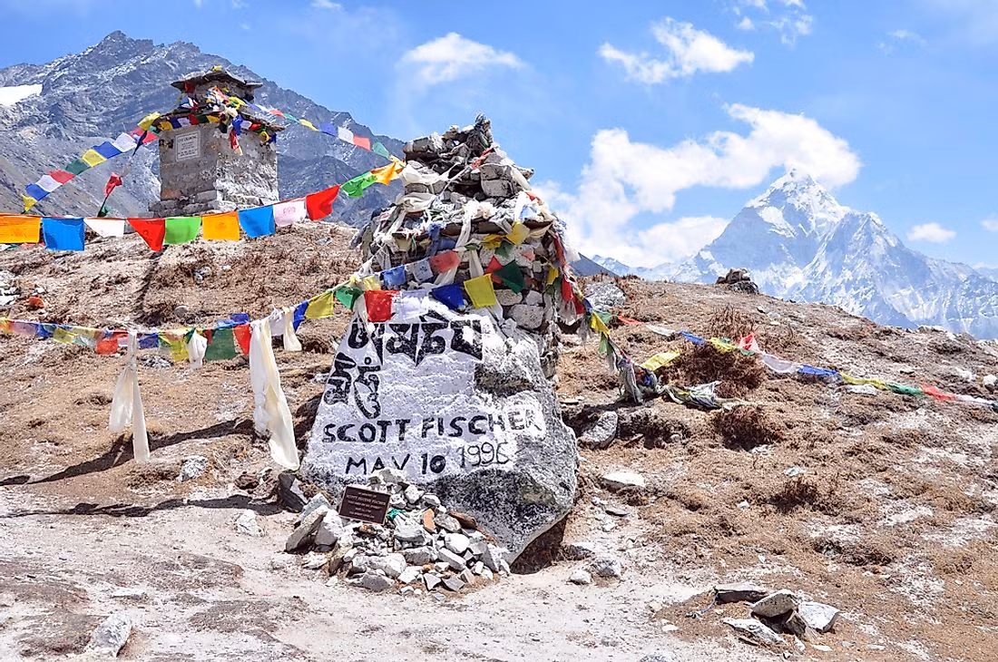 Với chiều cao hơn 8.800m, núi Everest - nóc nhà của thế giới - trở thành mục tiêu chinh phục của nhiều nhà leo núi chuyên nghiệp. Bên cạnh những người thành công đặt chân đến đỉnh Everest, một số người tử nạn trong chuyến hành trình nguy hiểm đó. Trong số này, nhiều người không thể quên thảm kịch chết chóc ở núi Everest năm 1996.