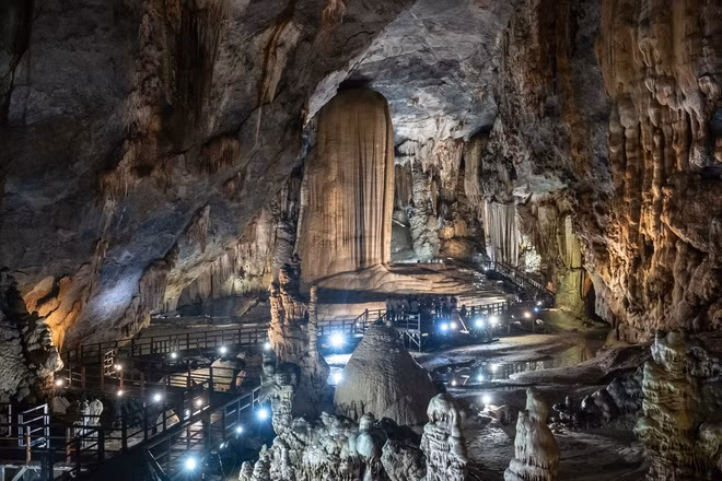 Theo trang thông tin giới thiệu, Vườn quốc gia Phong Nha - Kẻ Bàng được UNESCO công nhận Di sản thiên nhiên thế giới theo tiêu chí (viii) địa chất, địa mạo vào năm 2003; rồi tiêu chí (ix) hệ sinh thái và (x) đa dạng sinh học vào năm 2015. Đây có thể nói là điểm du lịch hấp dẫn nhất Quảng Bình. Ảnh: The New York Times.