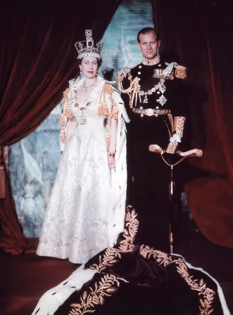 Dù lên ngôi ngay sau khi Vua George VI qua đời nhưng lễ đăng quang của Nữ hoàng Elizabeth II được tổ chức vào ngày 2/6/1953.