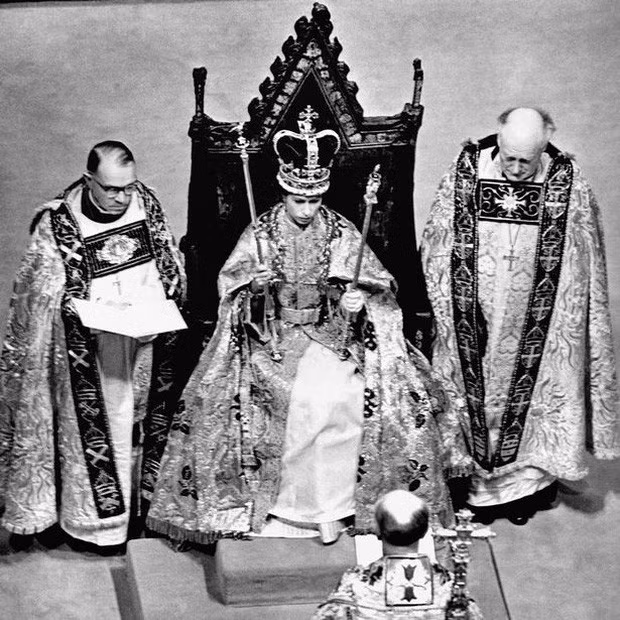 Nữ hoàng Elizabeth II đội 3 vương miện khác nhau trong lễ đăng quang được tổ chức từ cung điện Buckingham đến tu viện Westminster.