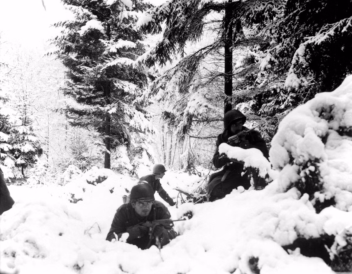 Chiến dịch Rhein được Đức quốc xã thực hiện vào tháng 12/1944. Hơn 200.000 quân phát xít Đức và gần 1.000 xe tăng nhận lệnh của Hitler bí mật tiến vào Ardennes vào ngày 16/12/1944.