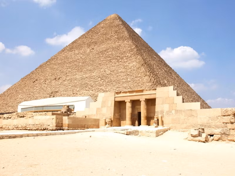 Trong số này, kim tự tháp Khufu ở Giza là kim tự tháp lớn nhất của Ai Cập. Công trình đồ sộ hàng nghìn năm tuổi này có trọng lượng nặng tương đương 16 tòa nhà Empire State nổi tiếng thế giới.