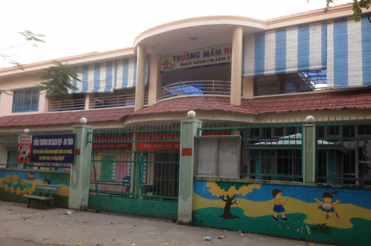 Các phụ huynh có con em đang học tại trường mầm non Hiệp Bình Chánh 2 (cạnh rạch Môn) vô cùng bất an, lo lắng khi khu vực này xuất hiện quá nhiều muỗi.