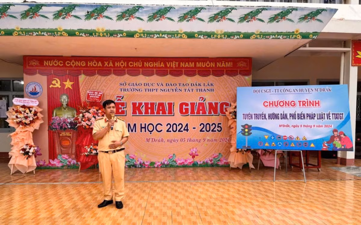 CSGT huyện M'Drắk đẩy mạnh công tác tuyên truyền ATGT cho học sinh CSGT huyen M'Drak day manh cong tac tuyen truyen ATGT cho hoc sinh