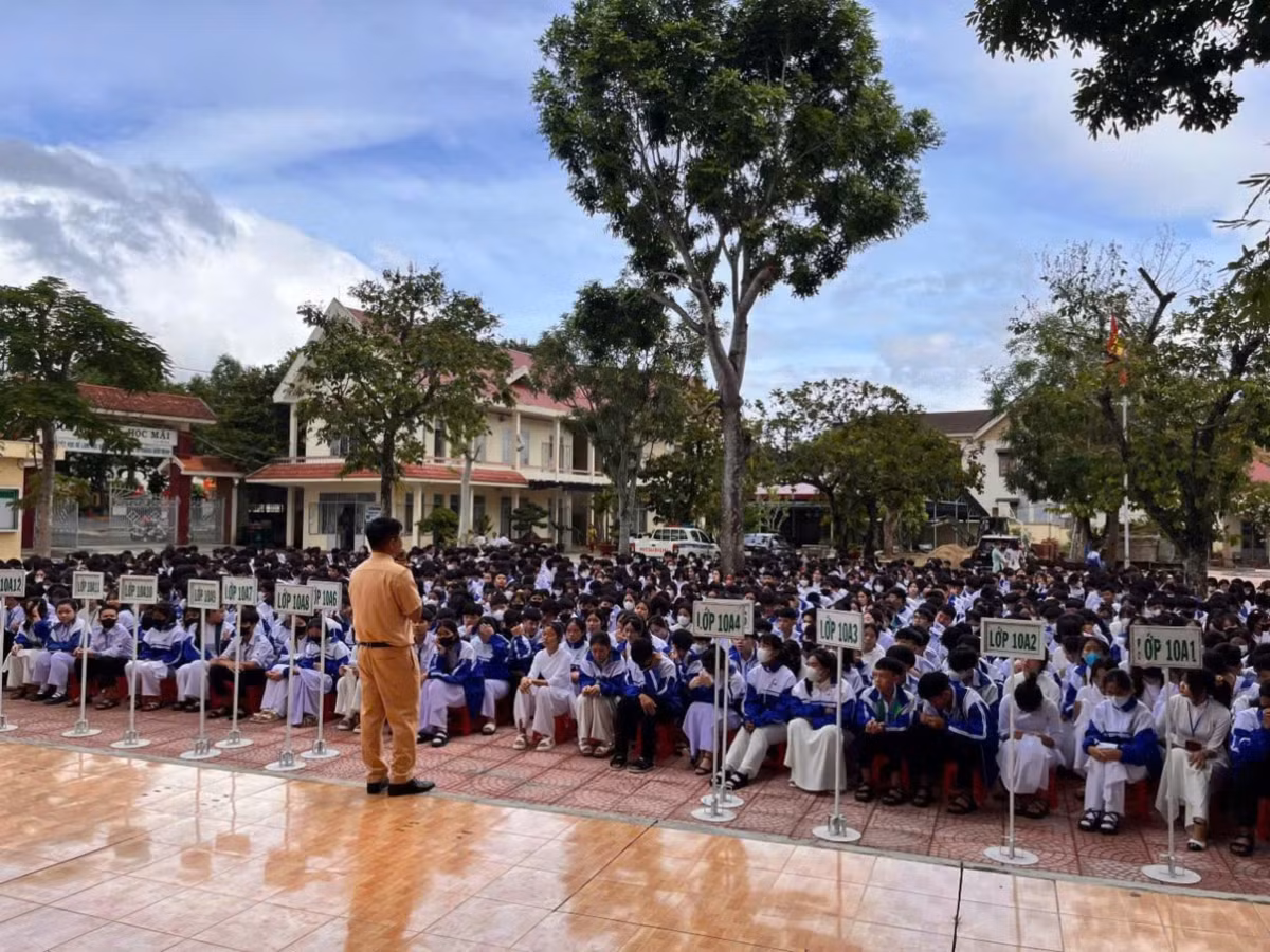 CSGT huyện M'Drắk đẩy mạnh công tác tuyên truyền ATGT cho học sinh - Hình 2 CSGT huyen M'Drak day manh cong tac tuyen truyen ATGT cho hoc sinh-Hinh-2