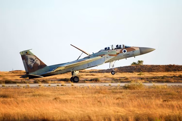 Vấn đề đáng quan tâm nữa đó là hệ thống phòng không S-300 của Syria lại tiếp tục im lặng, nhận nhiệm vụ chống trả cuộc tấn công của máy bay Israel chỉ là 6 tổ hợp Pantsir-S1.