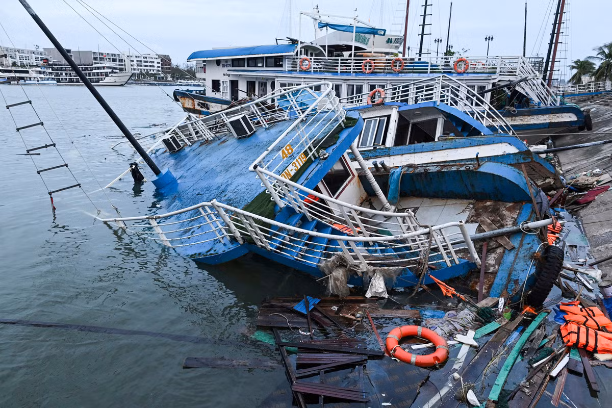 Ba tàu cá của ngư dân Quảng Ngãi bị chìm ở Quảng Ninh - Hình 2 Ba tau ca cua ngu dan Quang Ngai bi chim o Quang Ninh-Hinh-2