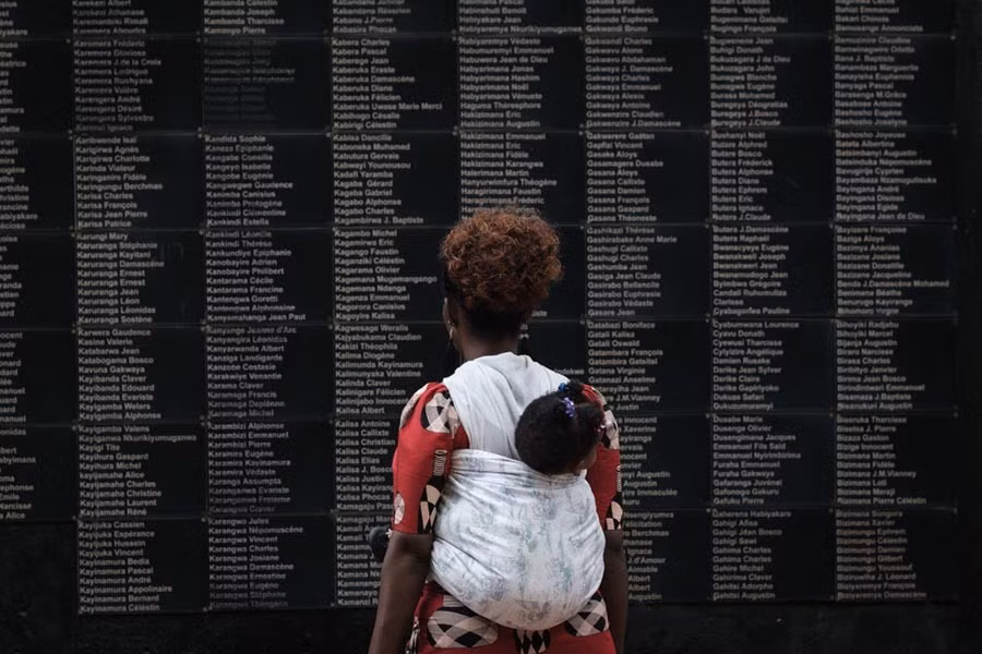 Trước khi thu hút sự chú ý của thế giới, hàng loạt cảnh báo do Đại sứ Bỉ tại Rwanda hay Giáo sư người Bỉ Filip Reyntjens đưa ra. Tuy nhiên, các đội tử thần Hutu đã khiến 500-000 đến 800.000 người dân tộc thiểu số Tutsi thiệt mạng.
