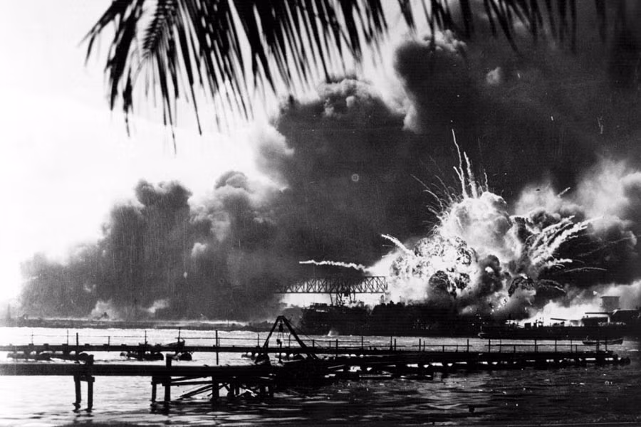 Trong số này, đáng chú ý là 3 ngày trước cuộc tấn công, Tổng thống Franklin D. Roosevelt đã được cảnh báo từ tình báo hải quân rằng mạng lưới quân sự và gián điệp của Tokyo đang tập trung vào Hawaii.