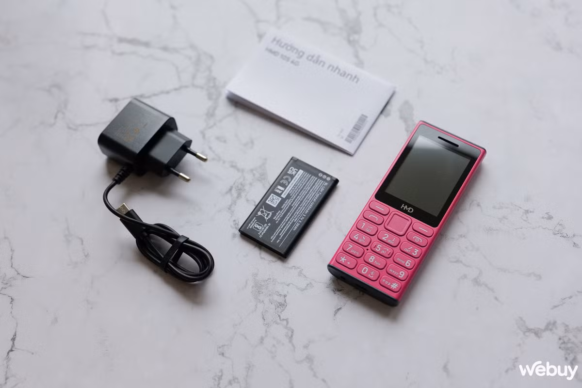 Không khác gì các mẫu điện thoại phổ thông Nokia, HMD 105 4G đi kèm đủ phụ kiện bao gồm củ sạc với dây USB-C tích hợp, sách hướng dẫn sử dụng và pin rời.