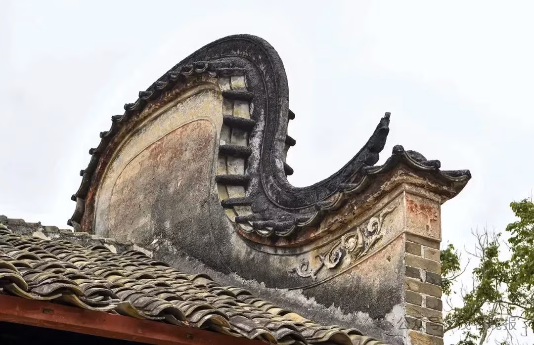 Dân gian còn truyền tụng rằng nhà hình tai chảo chứa đựng ý nghĩa phú quý, giàu sang và ấm no. Từ phía trước, có thể thấy hai bên tường nhô cao giống hình tai chảo, và nhìn từ bên cạnh thì chúng giống như chữ đột "凸" (lồi lên).