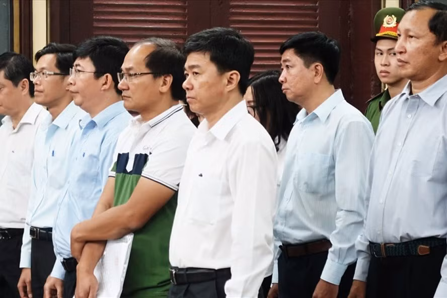 Các bị cáo đứng dậy nghe tuyên án. Nguồn ảnh: PLO