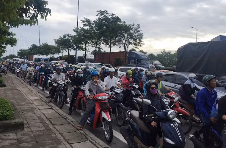 Đến sáng 7/6, tình hình ùn tắc càng trở nên phức tạp khi xe cộ từ các hướng tấp nập đổ về và hàng loạt tuyến đường xung quanh cảng Cát Lái rơi vào cảnh tê liệt. 