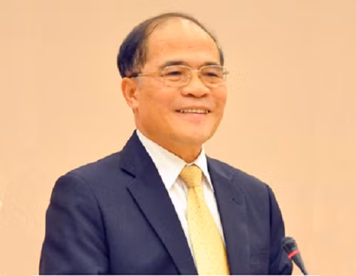 2. Đồng chí Nguyễn Sinh Hùng Đồng chí Nguyễn Sinh Hùng sinh ngày 18/01/1946, quê quán tại xã Kim Liên, huyện Nam Đàn, tỉnh Nghệ An. Ông từng giữ chức vụ Ủy viên Trung ương Đảng khóa VIII, IX, X, XI; Ủy viên Bộ Chính trị khóa X, XI; Đại biểu Quốc hội khóa X, XI, XII, XIII. Ông làm Chủ tịch Quốc hội khóa XIII từ 23/7/2011 - 30/3/2016.