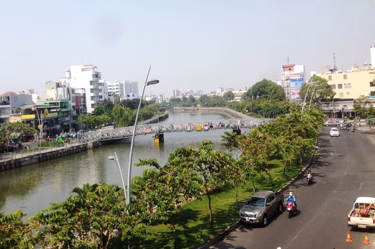 Đường Hoàng Sa và Trường Sa dọc 2 bên kênh Tàu Hủ - Bến Nghé, làm thay đổi diện mạo TPHCM và cuộc sống của hàng vạn người dân.