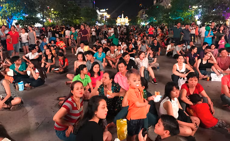 Mọi người háo hức chờ đợi được thưởng thức những chương trình nghệ thuật đặc biệt mừng ngày 30/4 diễn ra tại khu phố đi bộ Nguyễn Huệ.
