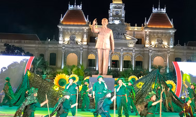 Ban tổ chức các ngày lễ lớn của TP HCM đã tổ chức chương trình biểu diễn nghệ thuật kỷ niệm 42 năm ngày Giải phóng miền Nam, thống nhất đất nước (30/4/1975 - 30/4/2017) và kỷ niệm 131 năm ngày Quốc tế Lao động (1/5/1886 - 1/5/2017) vào đêm 30/4 tại Công viên Tượng đài Chủ tịch Hồ Chí Minh. Các vị lãnh đạo Thành uỷ, HĐND, UBND, UBMTTQ Việt Nam TP HCM...đã tham dự chương trình cùng người dân và rất đông du khách quốc tế.