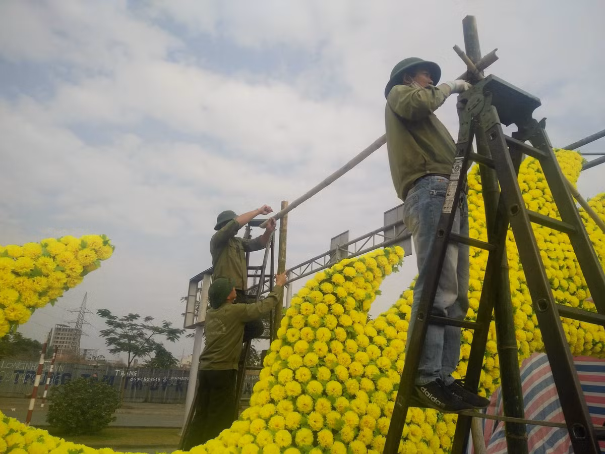 Các công nhân đang miệt mài chỉnh sửa lại đôi rồng hoa ở Hải Phòng.